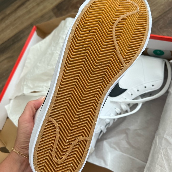 New in box! Nike Blazer Mid ‘77 Mens Size 7 - Picture 3 of 4